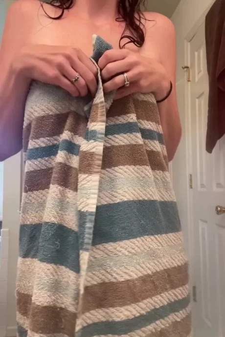 Симпатичная девушка показала прелести после душа