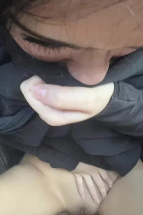 Молодая девушка получила камшот на свой гладкий лобок