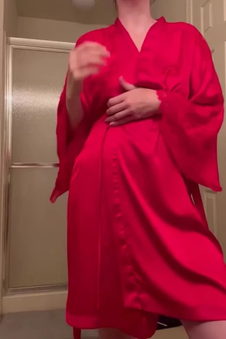 Зрелая баба сняла халатик, чтобы сиськи показать