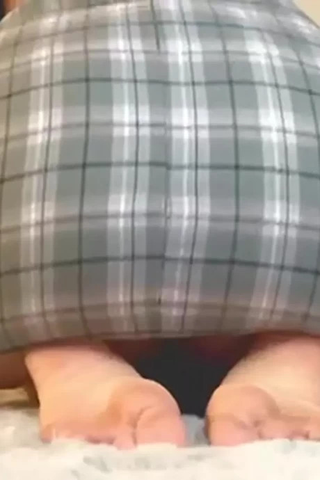 Девушка на камеру показала соблазнительную киску