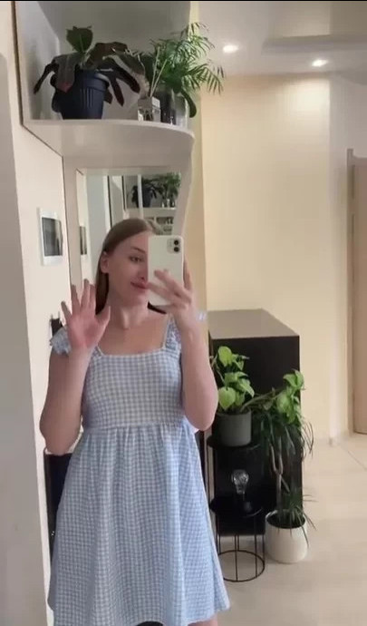 У молодой девушки под платьем даже трусиков нет