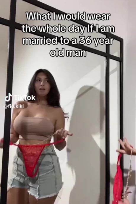 Грудастая брюнетка примеряет новый комплект белья