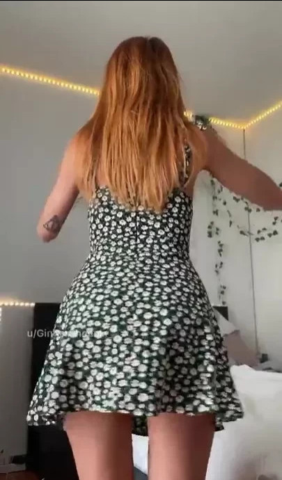 Рыженькая задрала платье, чтобы показать упругую попку
