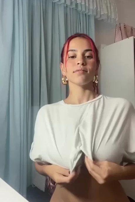 Грудастая девиц ласкает свои большие сиськи с пирсингом