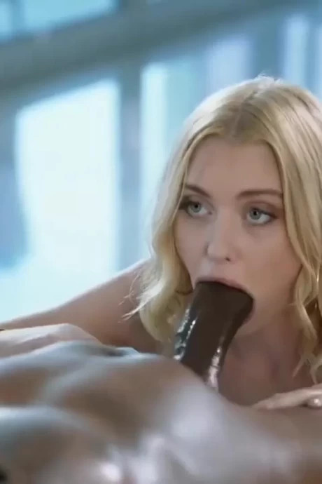 Красивый минет черного члена в исполнении блондинки