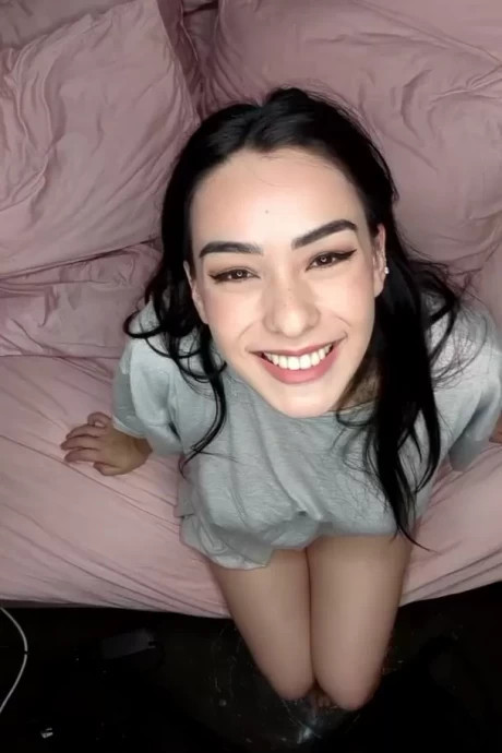 Красивая брюнетка показала свои классные большие сиськи