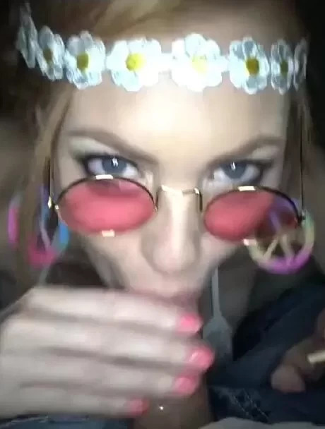 Развратная девица сделала минет и сперму в ротик получила