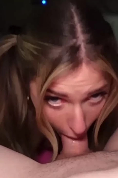 Молоденькая девица научилась глубоко заглатывать ствол