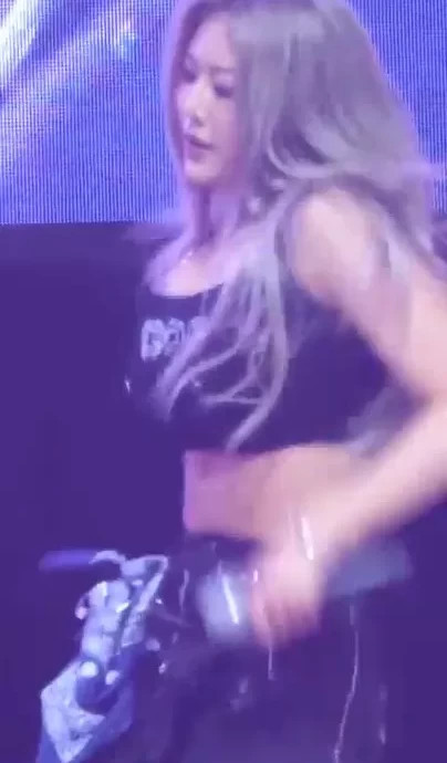 Светловолосая азиатка трясет сиськами во время выступления