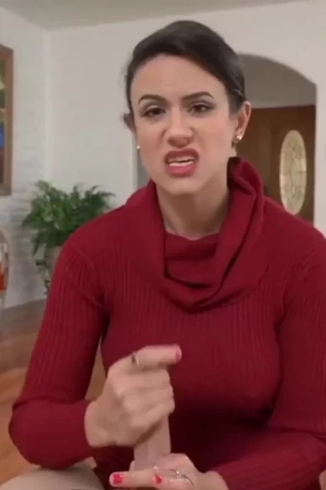 Мачеха схватилась обеими руками за молодой член пасынка