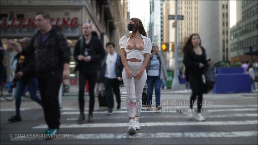 Pink Dildo в ее сумке и выставленные в городе ????