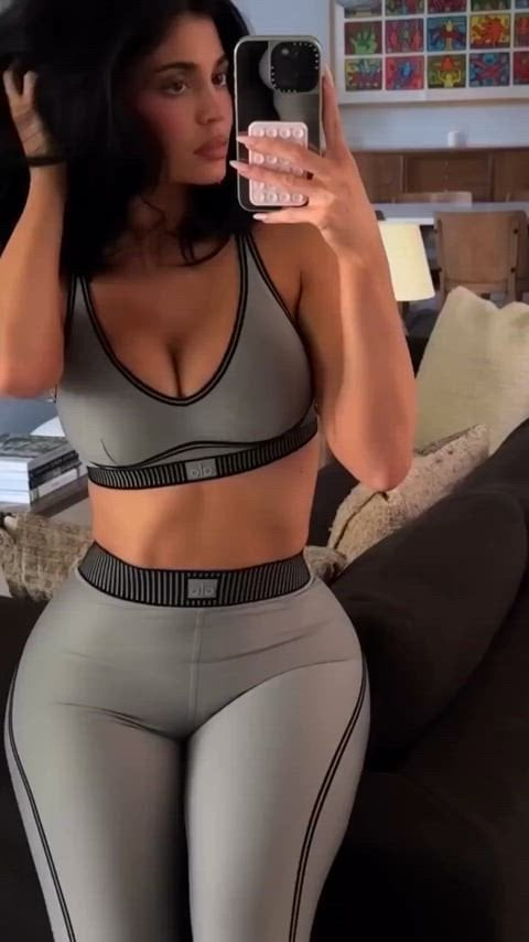 «Люблю этот новый цвет» - Кайли в тренажерном зале - IG август 2025