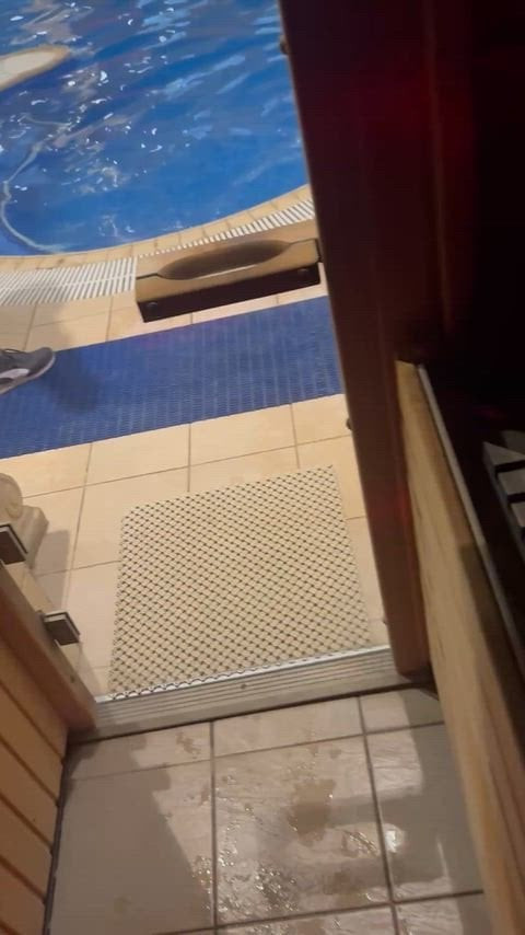 Всегда нахожу способы достать член в общественных местах