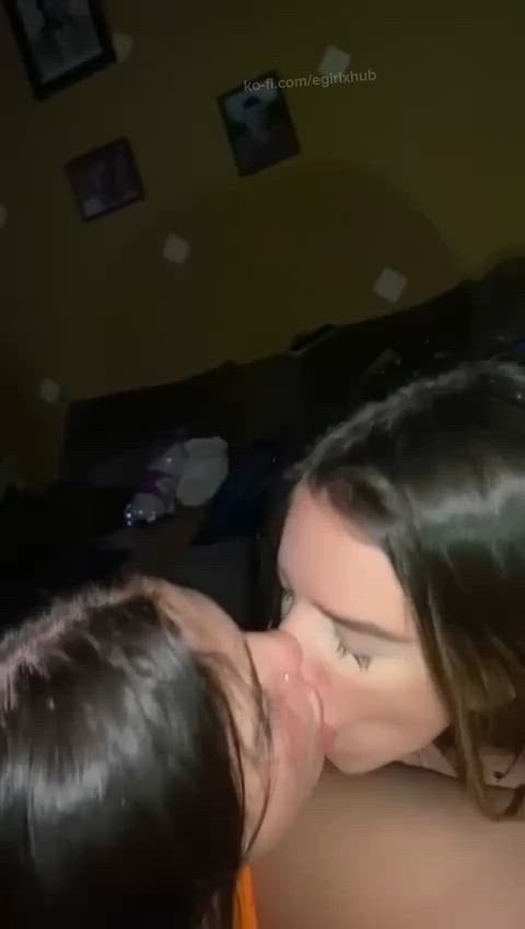 Когда две девушки начинают целоваться, все кончено