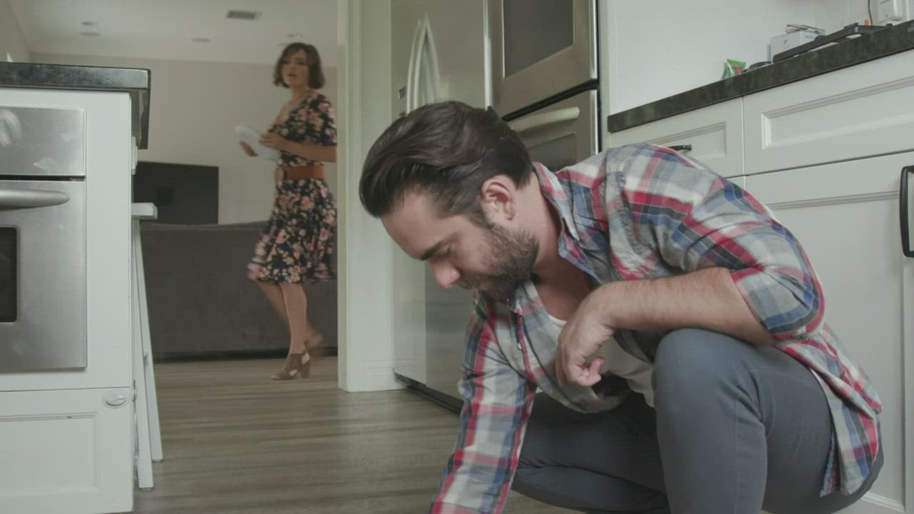 Мачеха-милфа с большими сиськами Крисси Линн трахается и сквиртует на сына