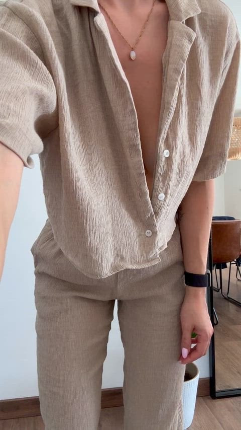 В этой блузке бюстгальтер не нужен ;)