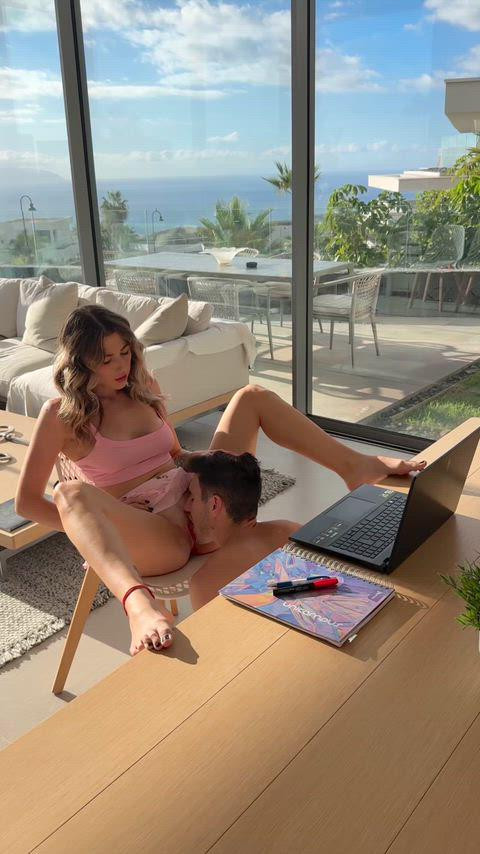 [0:08] Самое лучшее в работе на дому — это регулярные перерывы для оргазма