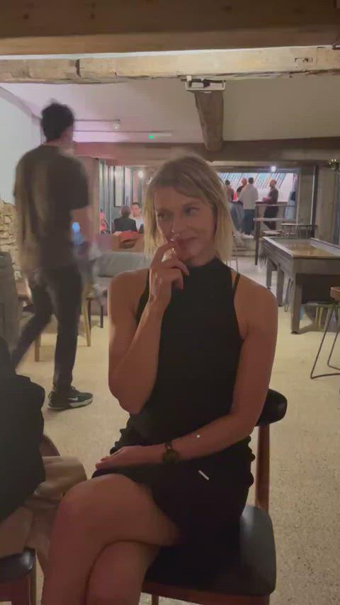 Сидя в переполненном баре и делая косметический уход за лицом