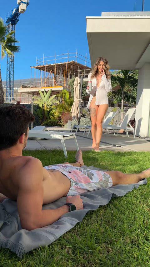 Идеальная подруга приносит тебе пиво и сосет твой член