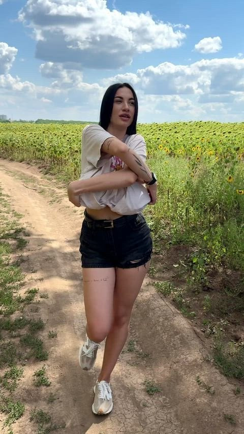 Туристы прошли мимо и им понравился вид, который они узнали