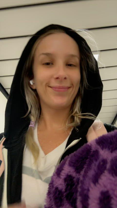 Ранний вылет, что означает отсутствие макияжа и бюстгальтера :)