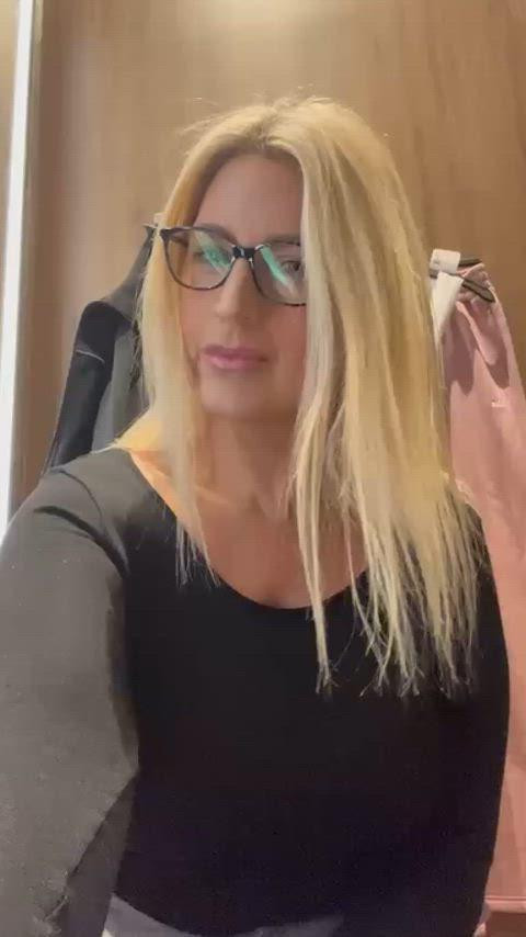 Разве твоя мама не говорила тебе не смотреть на пожилых женщин?