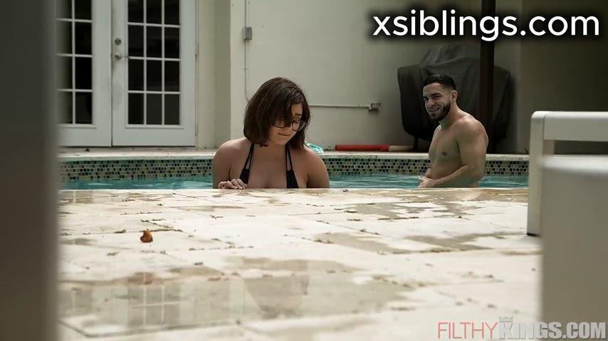 Очаровательная застенчивая сводная сестра поймана за мастурбацией на сводном брате, и он позволяет ей сосать и трахать его